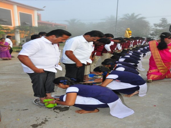 students did paatha poojai to parents and teachers