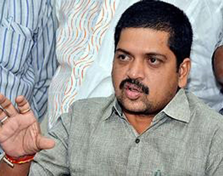 ex minister kollu ravindra counter to minister perni nani ksp