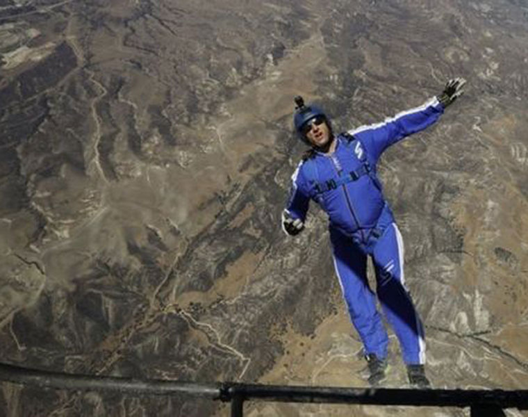 Daredevil skydiver jumps from 7.6km without parachute