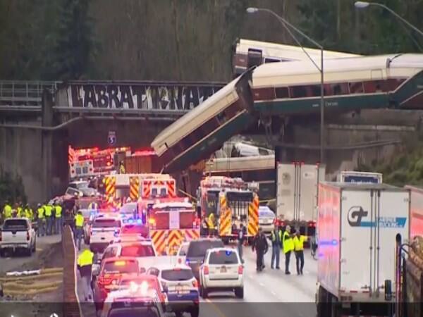 train accident in us just befor 8 hours and many died and injured