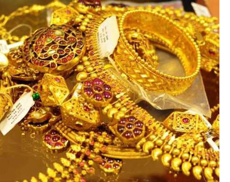 gang movie style, four persons posing as CBI officials loots huge stocks of gold, diamonds in hyderabad