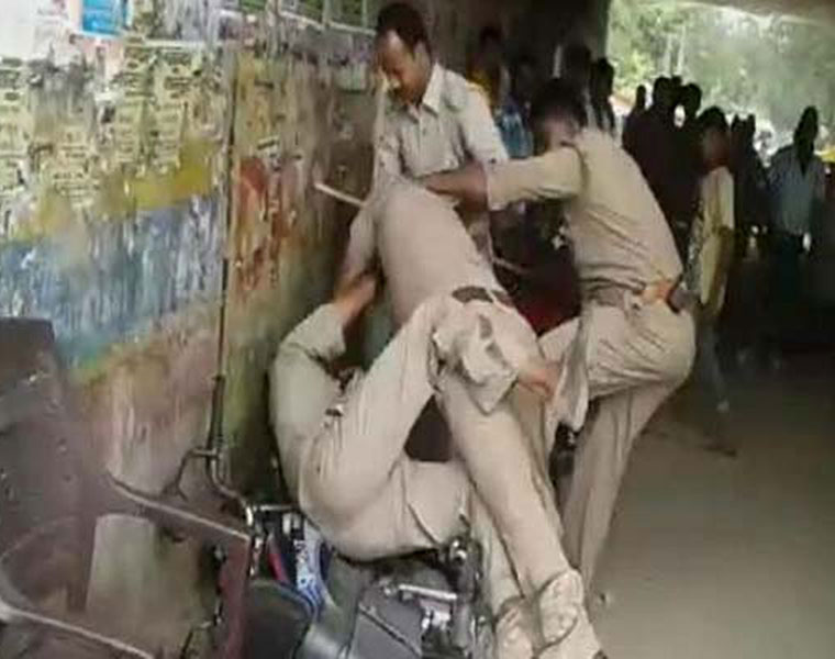 UP cops fight on road over share of bribe