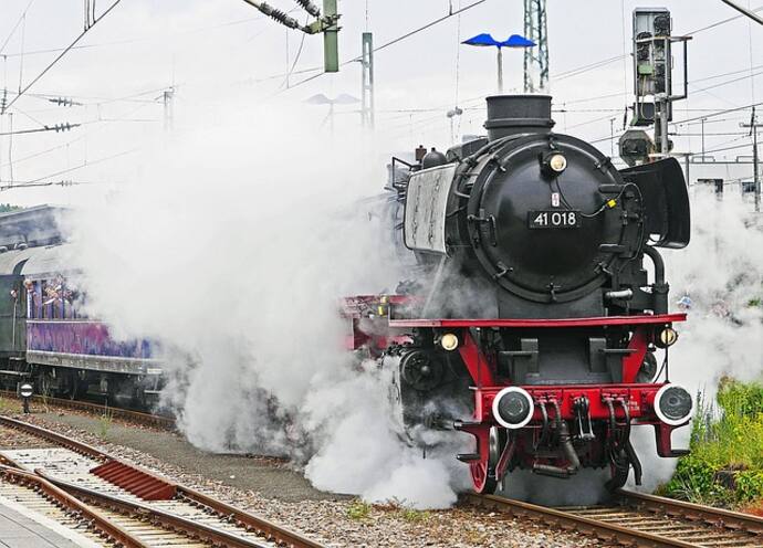 स्क्रैप दिखाकर रेलवे की संपत्ति बेचता था Railway Engineer, Steam Engine को अवैध ढंग से काटते समय पकड़ाया