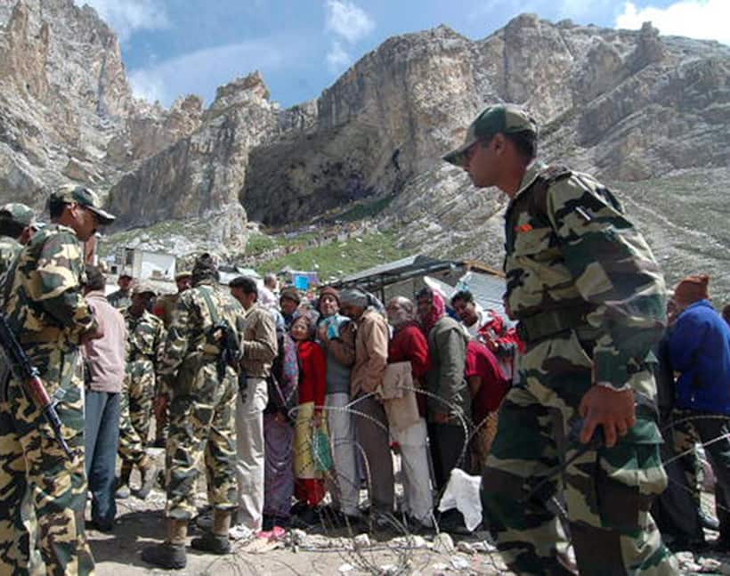 कड़ी सुरक्षा के बीच जारी है अमरनाथ यात्रा, यात्रियों को दिए जा रहे हैं बार कोड, यात्रा मार्ग पर निजी वाहनों पर लगी रोक