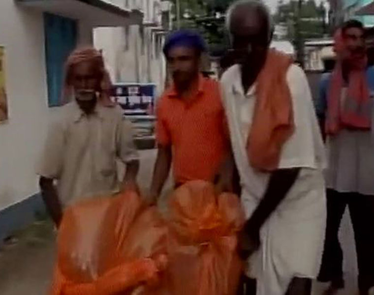 3 persons Carry relative Dead body in plastic bag After denied An Ambulence