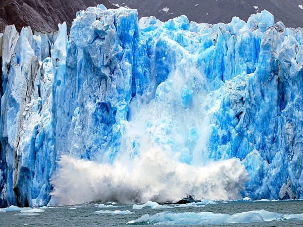 worlds biggest ice glacier meting because of global warming