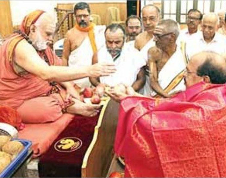 Kerala Ministers visit Singeri Math chief Sri Bharati Tirtha Swamy