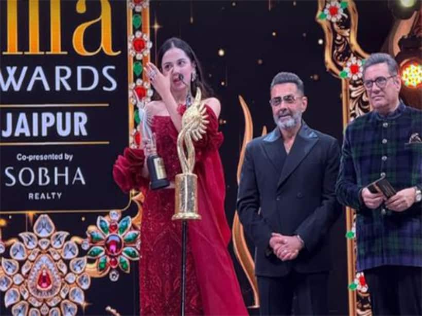 IIFA 2025: Nitanshi Goel in tears as she wins best actress for 'Laapataa Ladies'