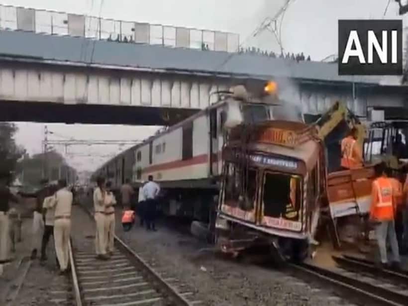Mumbai Amravati Express collides with truck at closed crossing in Bodwad, traffic restored