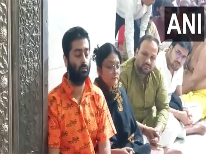 Arijit Singh visits Mahakaleshwar Temple in Ujjain, offers prayers with his wife