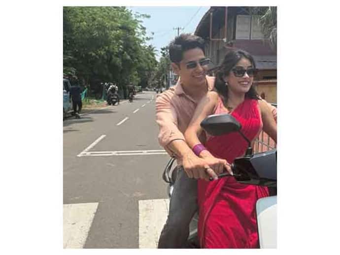 Janhvi Kapoor, Sidharth Malhotra enjoy scooty ride. SEE 'Param Sundari' BTS pics
