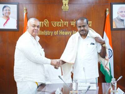 Karnataka Transport Minister Ramalinga Reddy with Union Minister for Heavy Industries HD Kumaraswamy (Image: PIB)