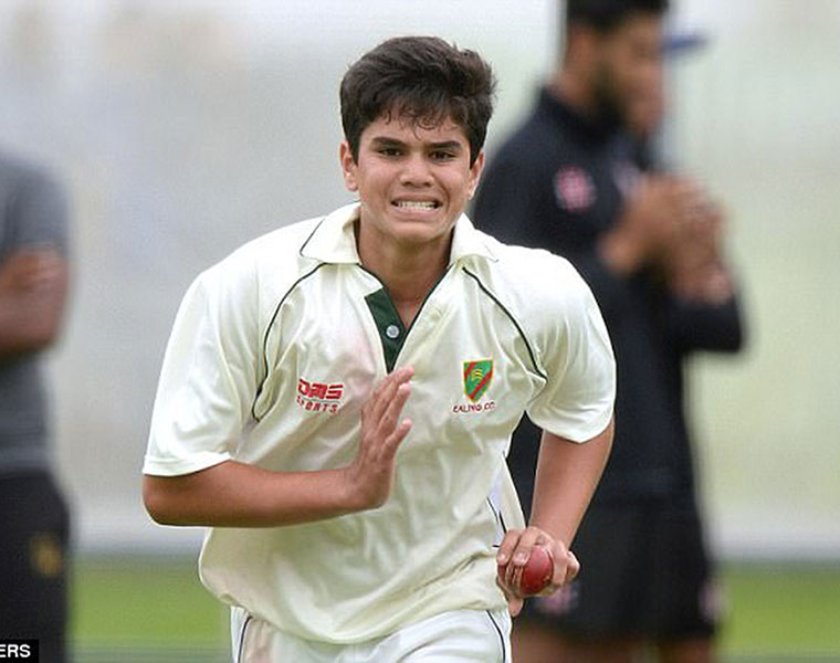 IPL 2020 fans left curious after Arjun Tendulkar spends time with Mumbai Indians players in UAE kvn