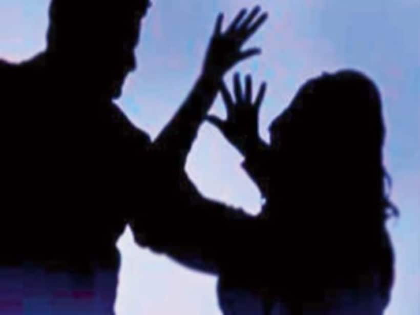 महिला ने बस में अश्लील हरकत करने वाले शराबी व्यक्ति की पिटाई की