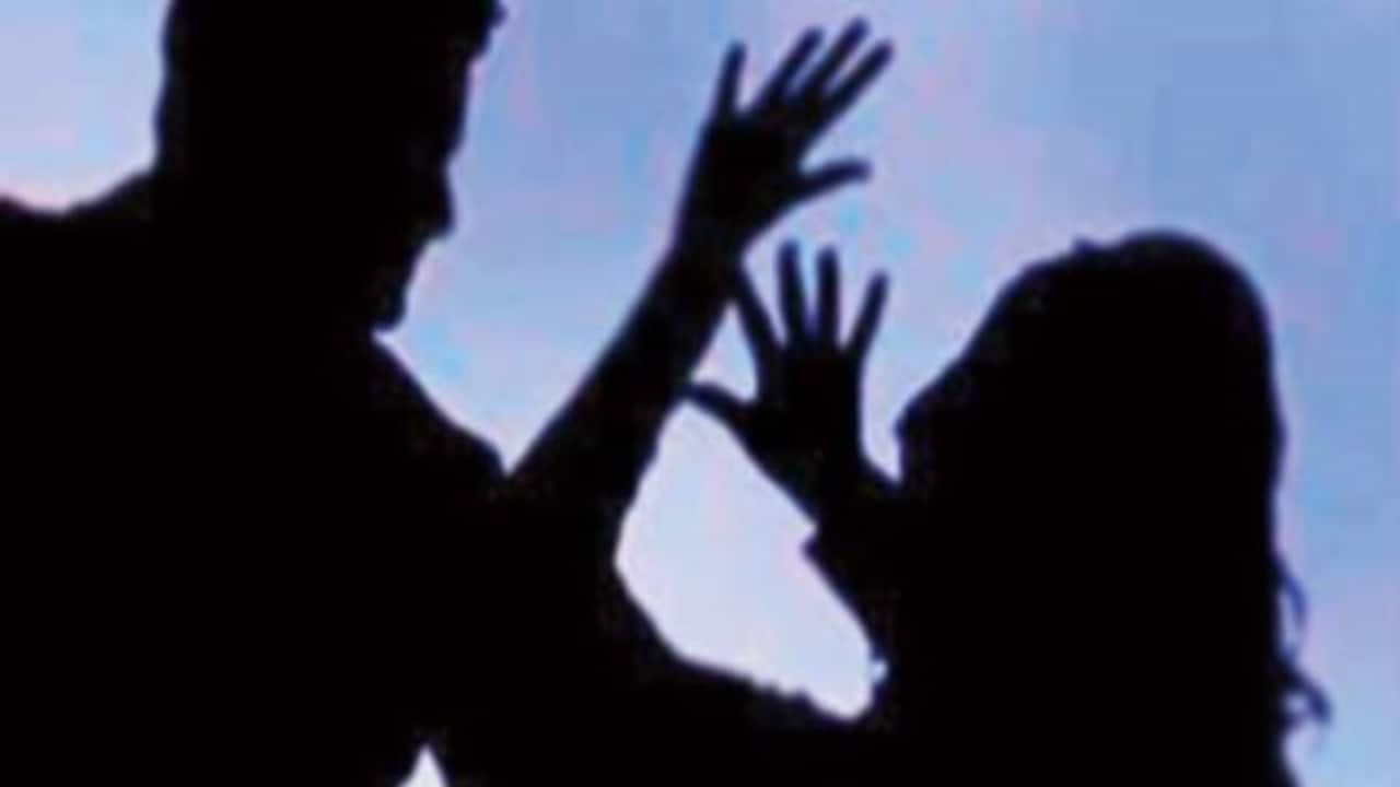 महिला ने बस में अश्लील हरकत करने वाले शराबी व्यक्ति की पिटाई की