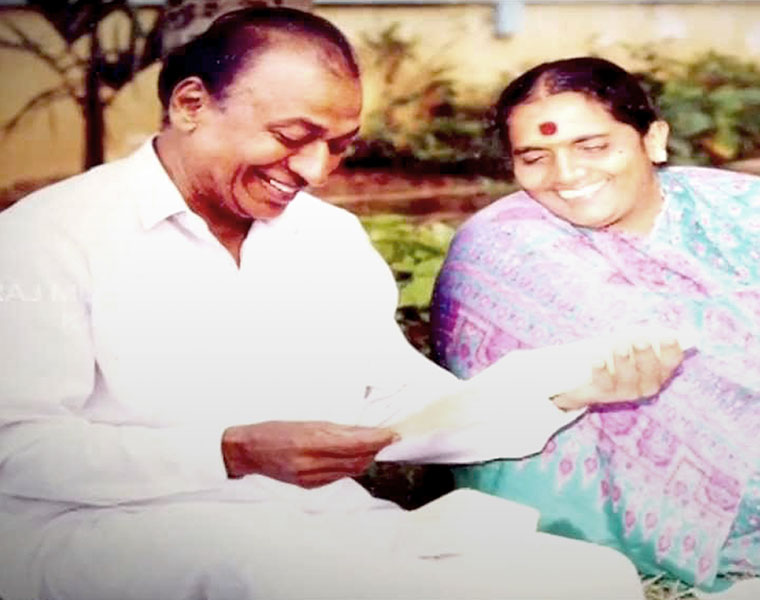 Watch Rare video of Dr Rajkumar introducing wife family