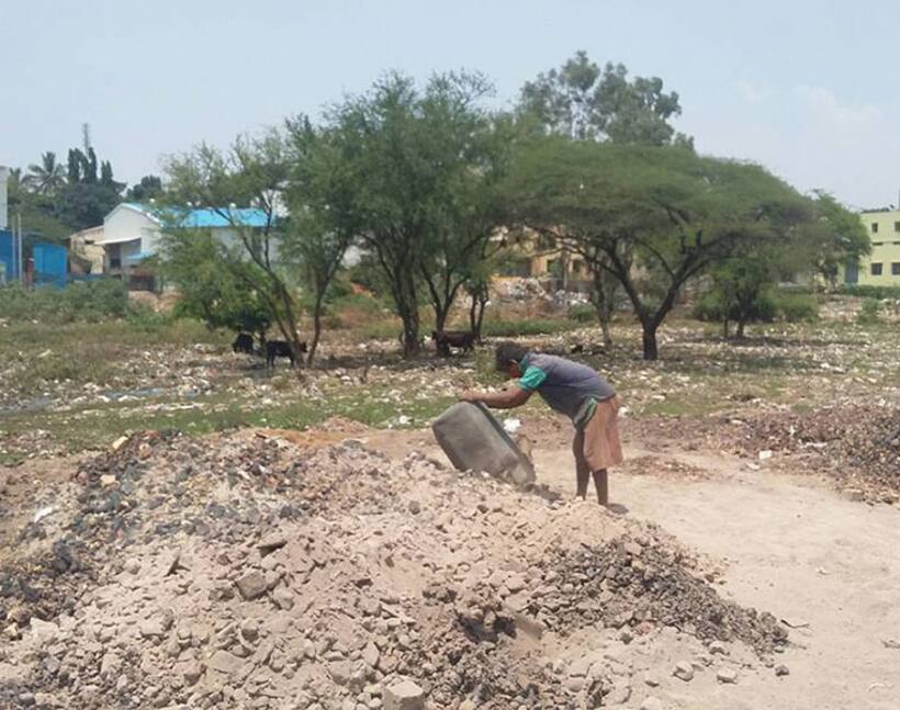 Industrial labour caught dumping debris in Peenya lake; activists say complaints go in vain