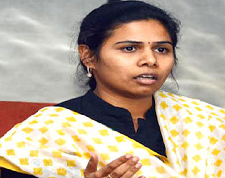 tdp leader akhila priya reacts on AP capital issue