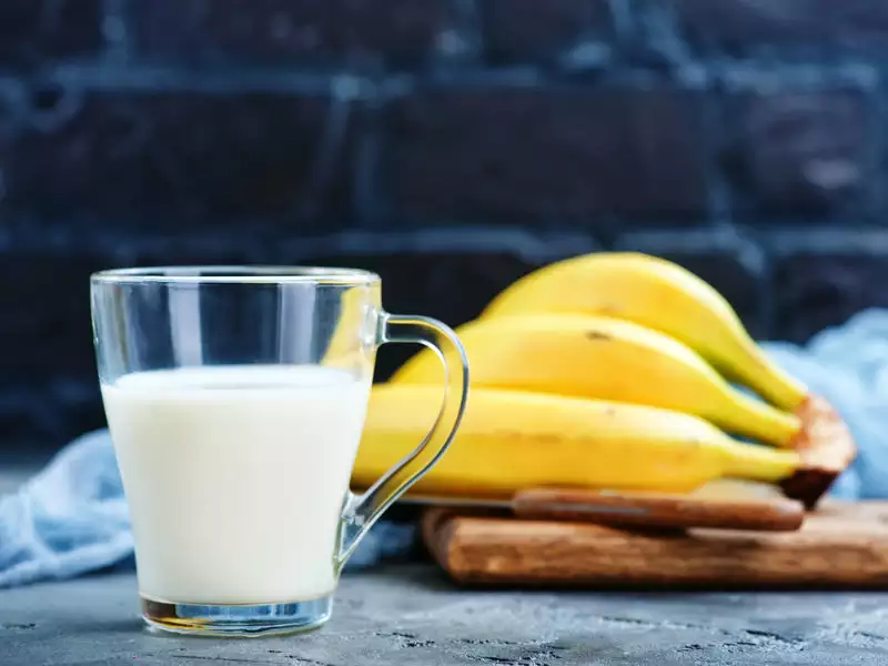 consume milk and banana together not good for health says nutrition experts