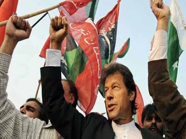 Pakistan cricketer Imrankhan party leading in par.election