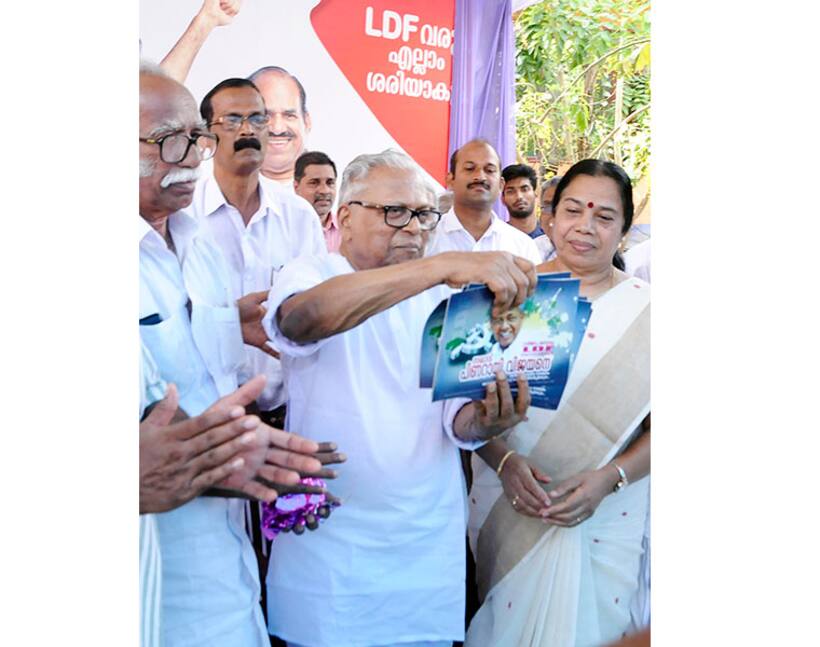 In a rare show, veteran VS campaigns for Pinarayi Vijayan