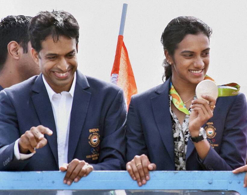 Sindhu and Gopichand receive a hero's welcome in Hyderabad
