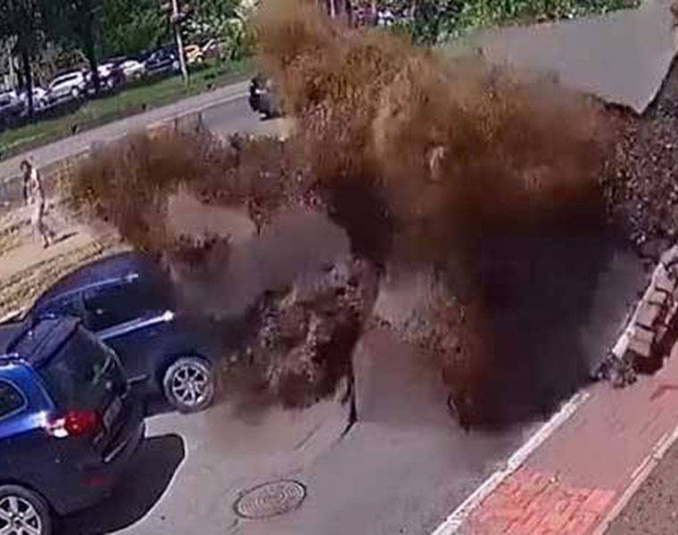 Video Massive Water Pipe Explosion Destroys Cars Smashes Windows