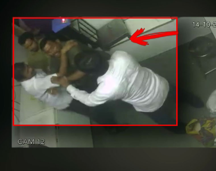 Auto Drivers beaten the hotel manager for parking his bike infront of hotel