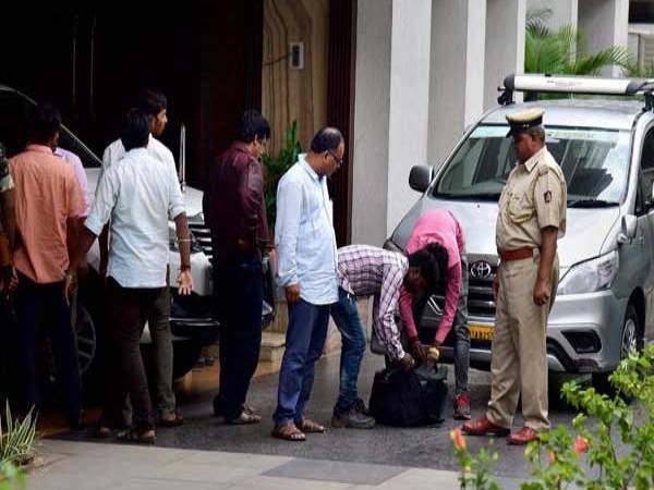 income tax dept raid in shivakumar house