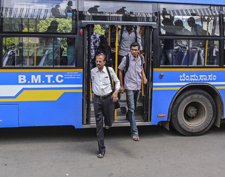 Bengaluru peoples forget Covid Rules Passengers not wearing masks in BMTC buses gvd