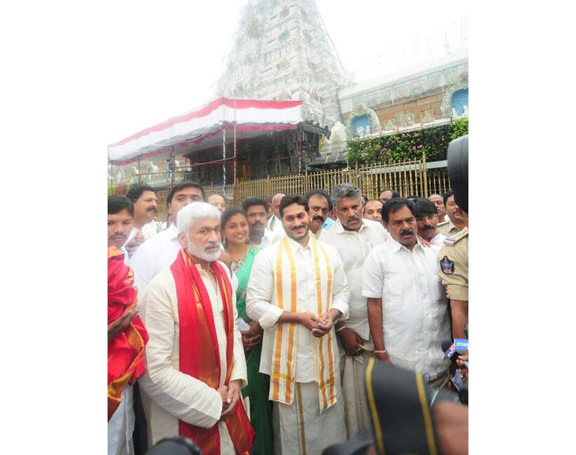 YS Jagan in Tirumala to seek Venkateswara Swamy blessings