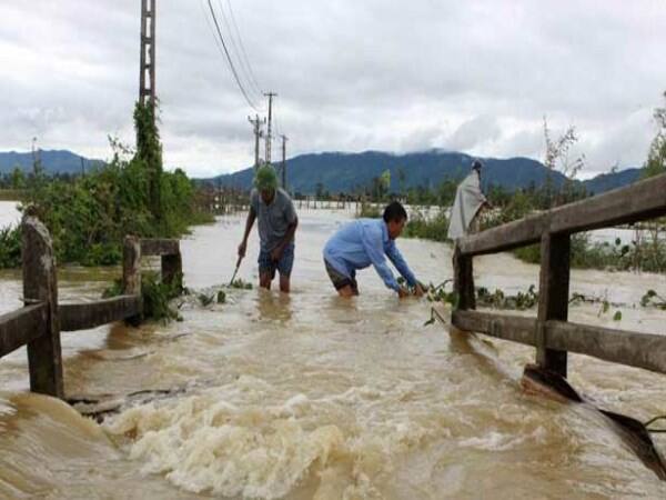 thousands evocated in viyatnam with floods and landslides 