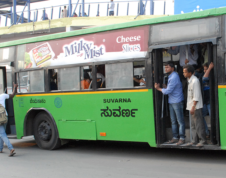 A gang of Women robbers Steal 125 grams of gold acting as Passengers in BMTC bengaluru mnj