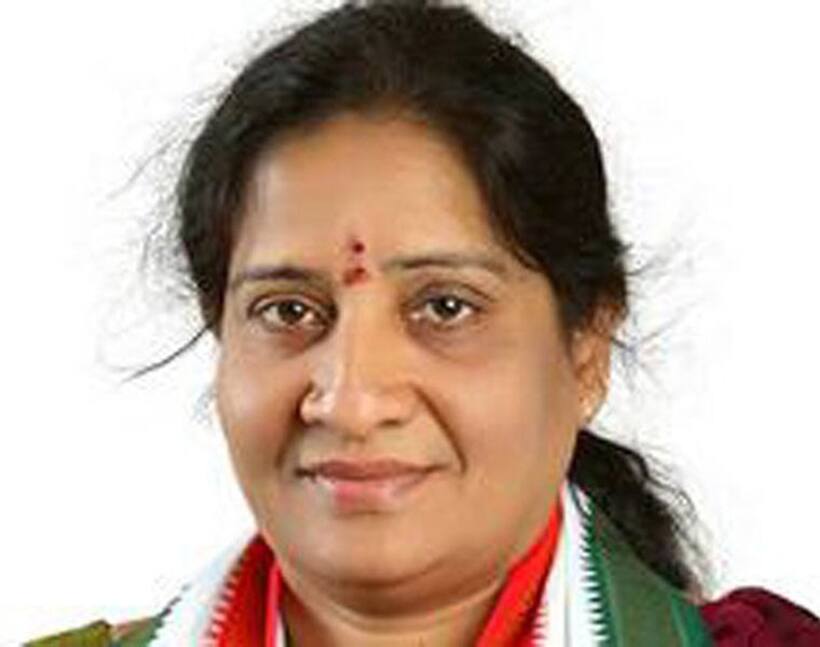 బీఆర్ఎస్ కు షాక్: మాజీ ఎమ్మెల్సీ ఆకుల లలిత  రాజీనామా, కాంగ్రెస్‌లో చేరే చాన్స్
