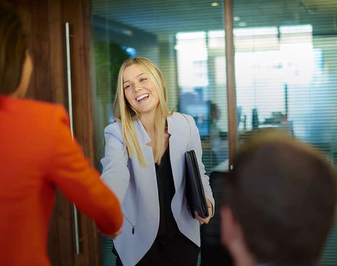 5 ways to make a positive impression at an interview