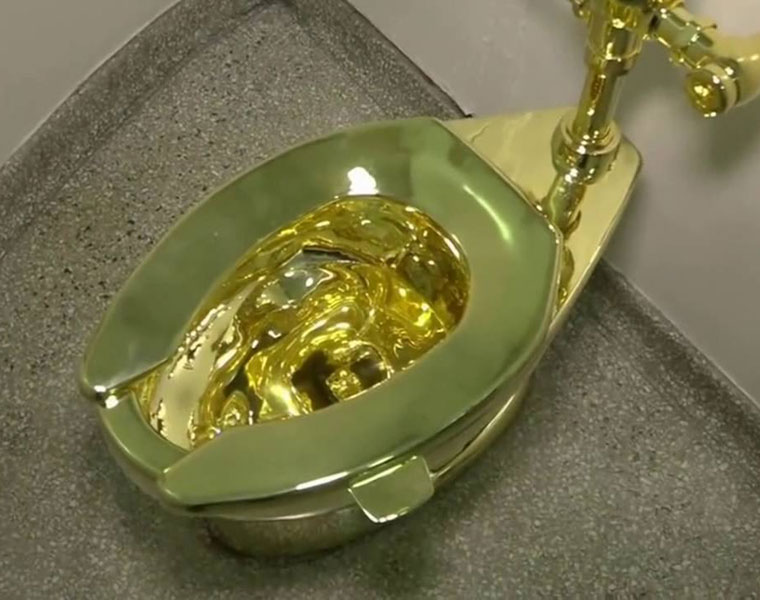 Solid gold toilet to serve the public at Guggenehim