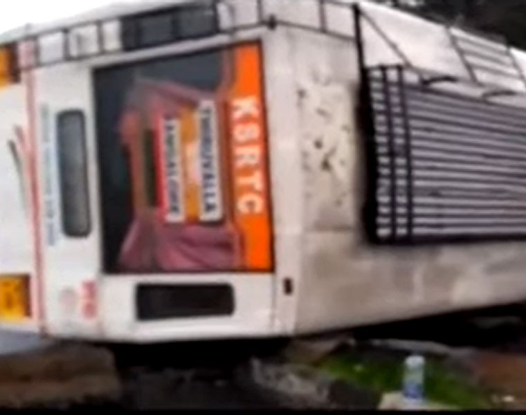 ksrtc Bus Accident In koratti