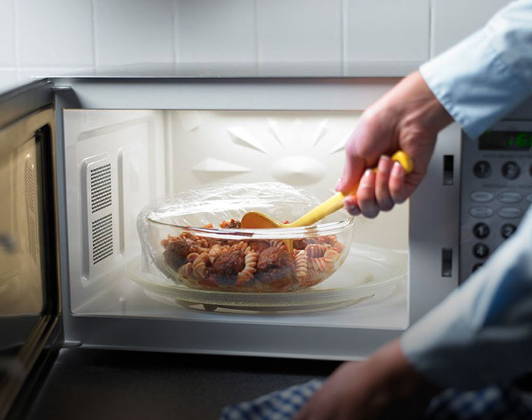 five things that never put inside microwave oven