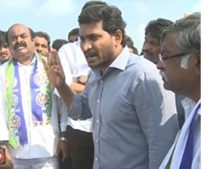 తండ్రి బాటలోనే జగన్ పాదయాత్ర