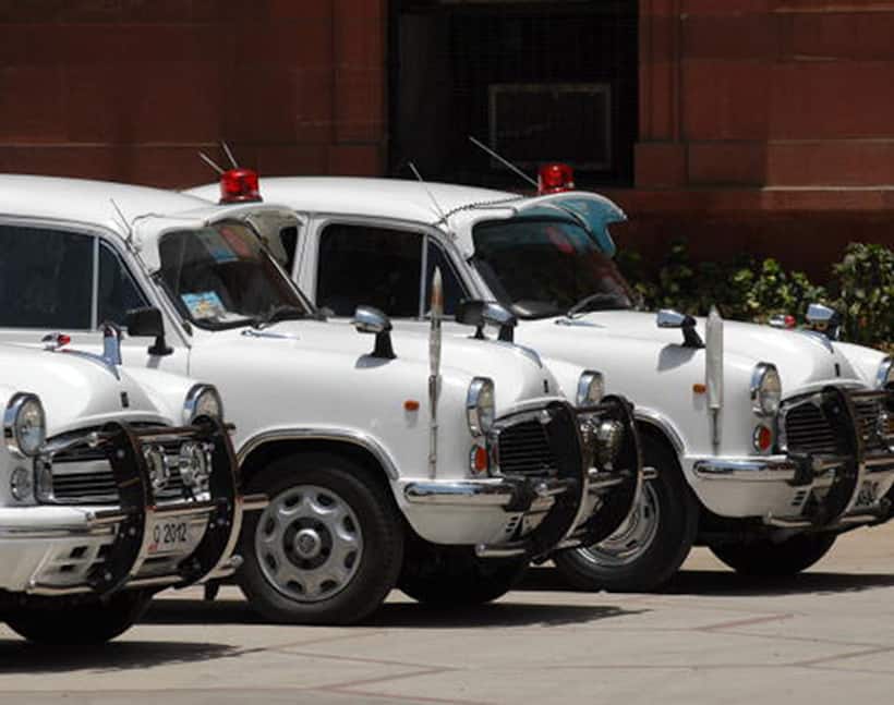 Karnataka official misuses VIP status, makes driver carry his shoes