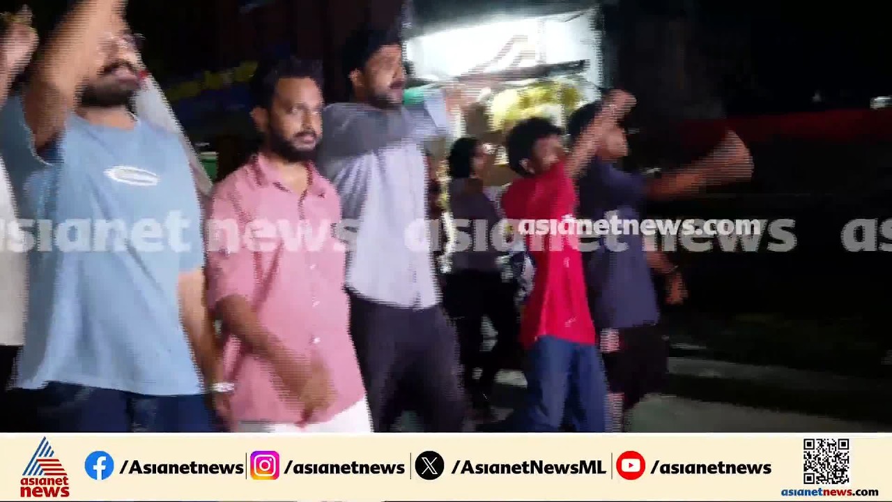 തിരുവനന്തപുരം സംഘർഷത്തെ തുടർന്ന് എറണാകുളം മഹാരാജാസ് കോളേജിന് മുന്നിൽ SFIയുടെ പ്രതിഷേധം