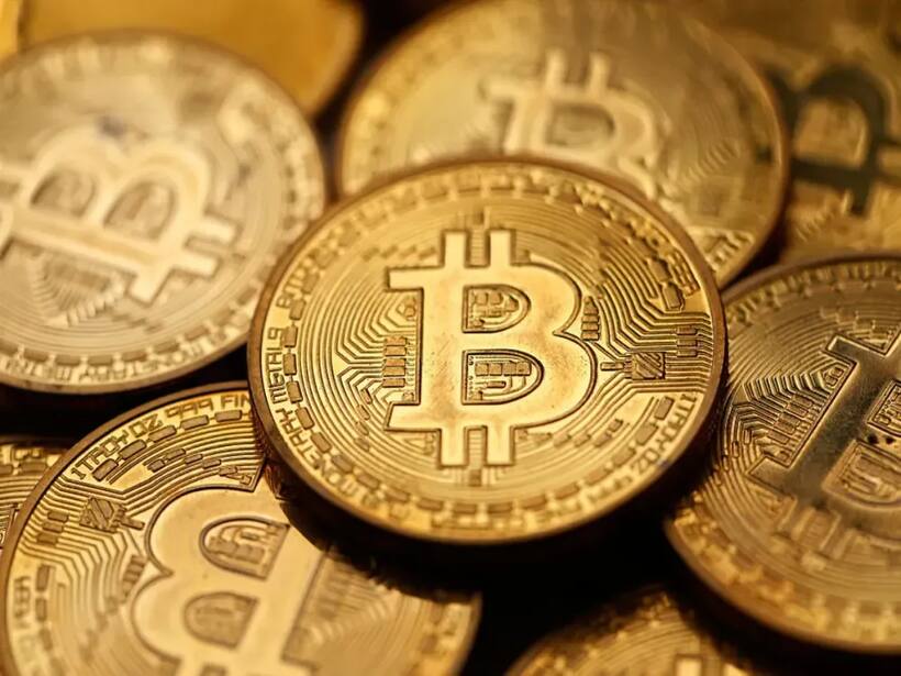 https://stocktwits.com/news articles/markets/cryptocurrency/analyst apologizes for bitcoin price target of 120000/chifAqiRbkS