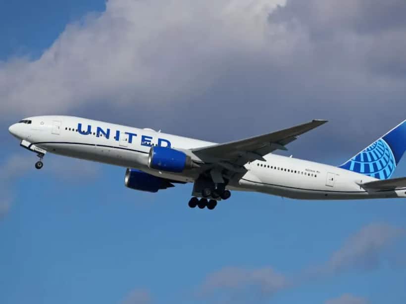 https://stocktwits.com/news articles/markets/equity/united returns to jfk with jetblue partnership/ch0AAgHRbtp