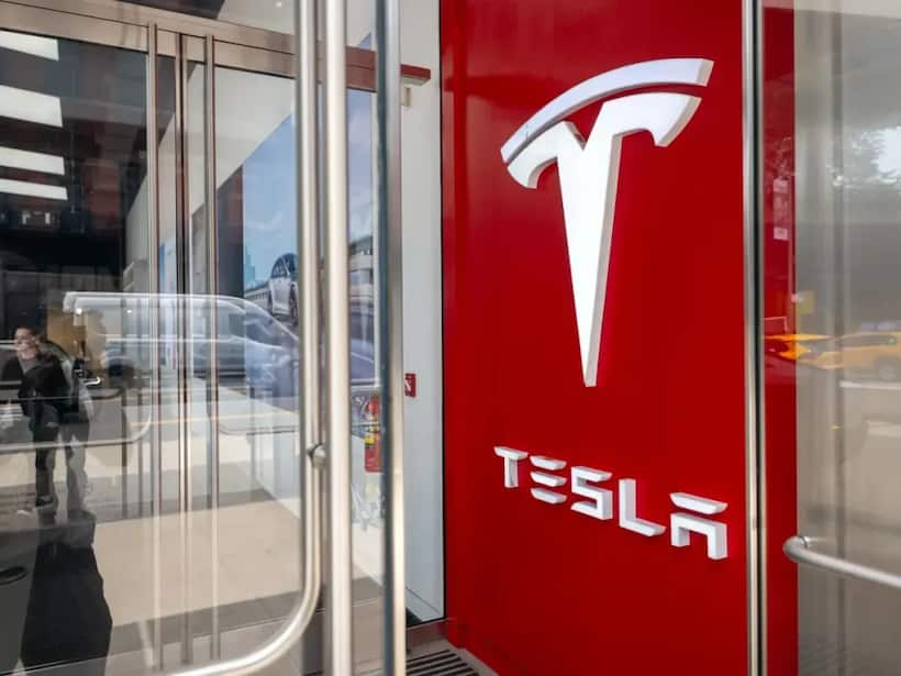 https://stocktwits.com/news articles/markets/equity/benchmark hikes tesla price target to 475 dollars/chmOUjSRRIb