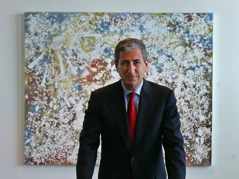 https://stocktwits.com/news articles/markets/equity/ken moelis to step down as chief executive of moelis after 18 years/chlEkLZRbyK