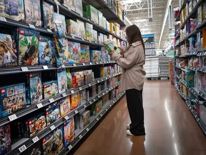 https://stocktwits.com/news articles/markets/equity/retail sales fall 0 9 in may/chlpbaHRRc2