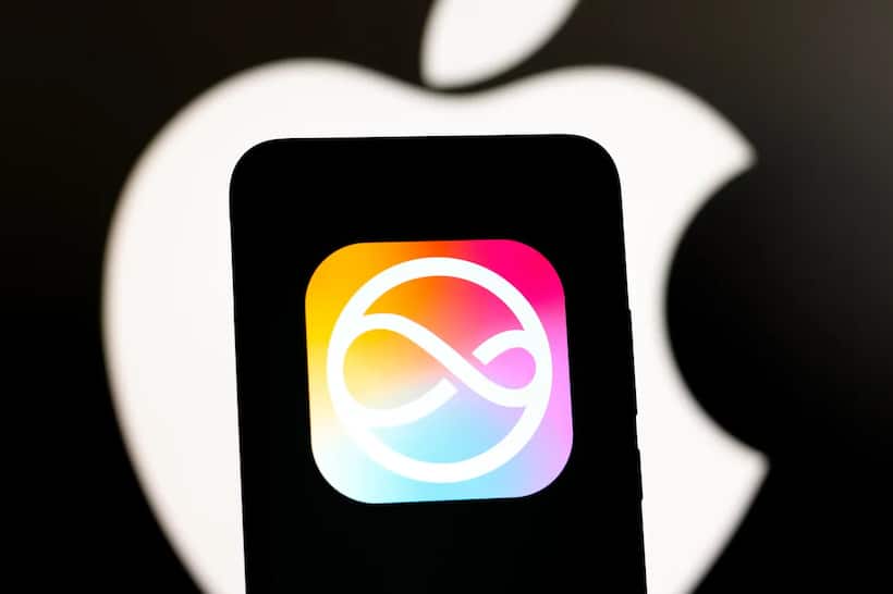 https://stocktwits.com/news articles/markets/equity/pple to power siri with chatgpt or claude retail buzz builds/chFg62mRR18