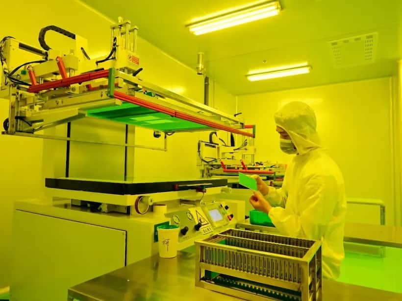 https://stocktwits.com/news articles/markets/equity/intel backed cornelis networks launches chip to boost ai and hpc performance/chkrftCRbv8