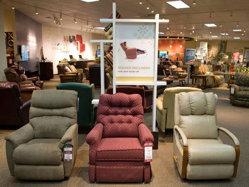 https://stocktwits.com/news articles/markets/equity/la z boy beats q4 revenue estimates on new stores despite market weakness retail very optimistic/chlroXYRRcQ