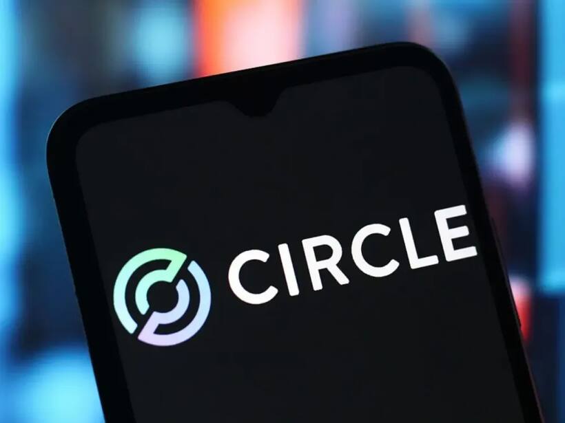 https://stocktwits.com/news articles/markets/equity/stablecoin firm circle prices upsized 1 1 b ipo above estimated range/chkDEMXRbDQ